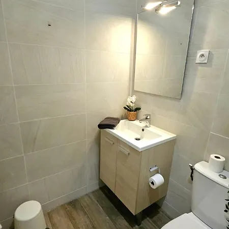 Renovated With Balcony And Modern Style 아파트