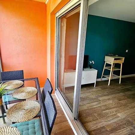 Renovated With Balcony And Modern Style * 滨海圣芒德里耶